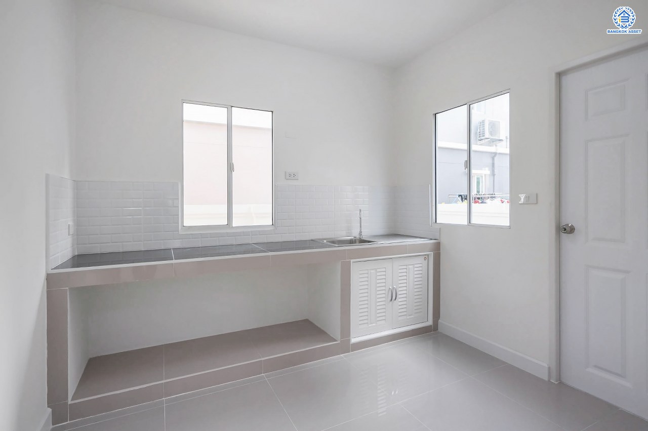 บ้านมือสองตกแต่งใหม่ โครงการ พฤกษาวิลเลจ10 บางใหญ่ หลังมุม เนื้อที่ 61 ตร.ว. ตอบโจทย์ทุกการอยู่อาศัย ฟังก์ชัน 3 ห้องนอน 2 ห้องน้ำ 1 ที่จอดรถ บรรยากาศเป็นส่วนตัว บนทำเลศักยภาพ เชื่อมต่อถนนกาญจนาภิเษก ใกล้เซ็นทรัลเวสต์เกต ทางด่วน "ศรีรัช" และรถไฟฟ้า "สถานีตลาดบางใหญ่"